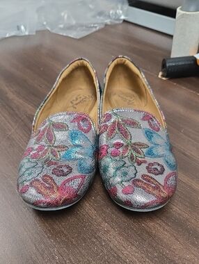 Natural Sole Size 7 Silver Floral Slip On Loafers